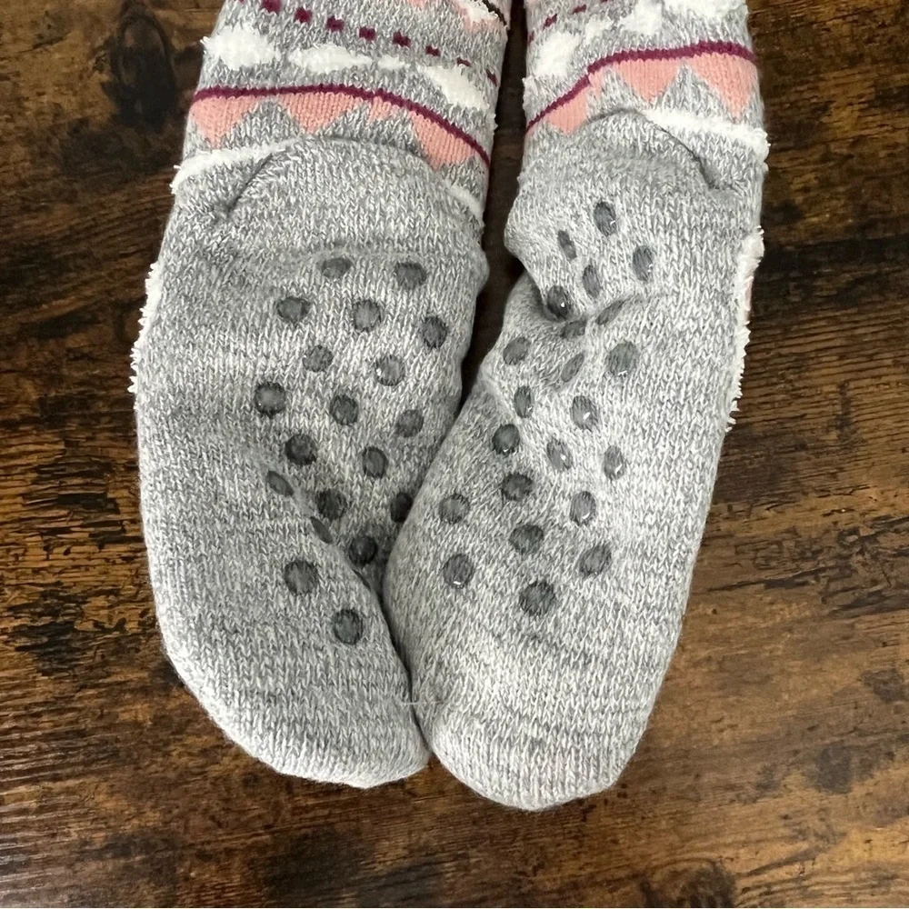 NWT fuzzy bunny rabbit gripper bottom slipper socks, size 9-11.